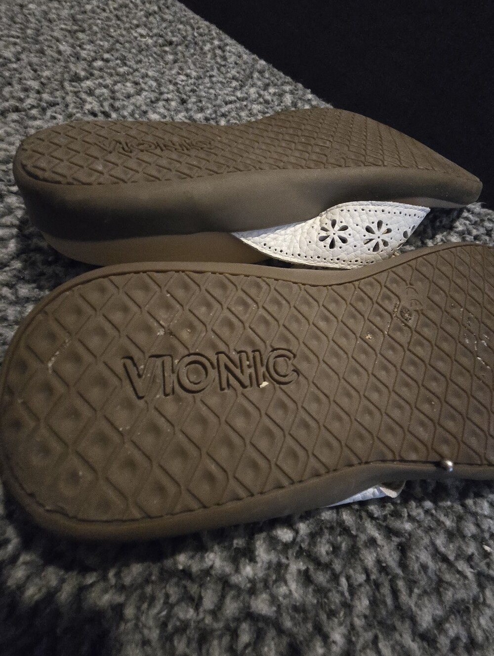Vionic White Floral Cutout Thong Sandals SZ 8 - Picture 3 of 3